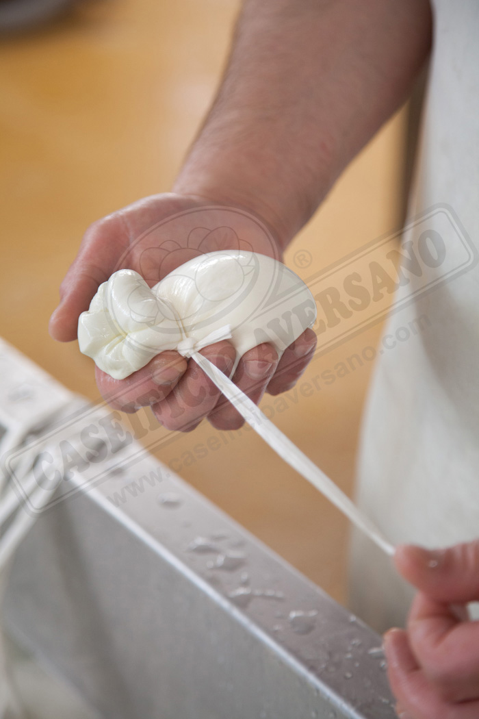 lavorazione-burrata-aversano